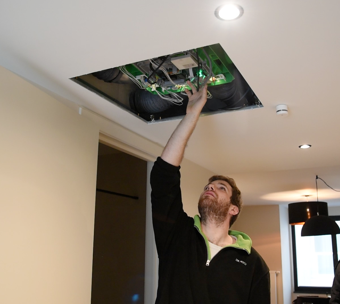 DUCO installer ventilatiebox in het plafond